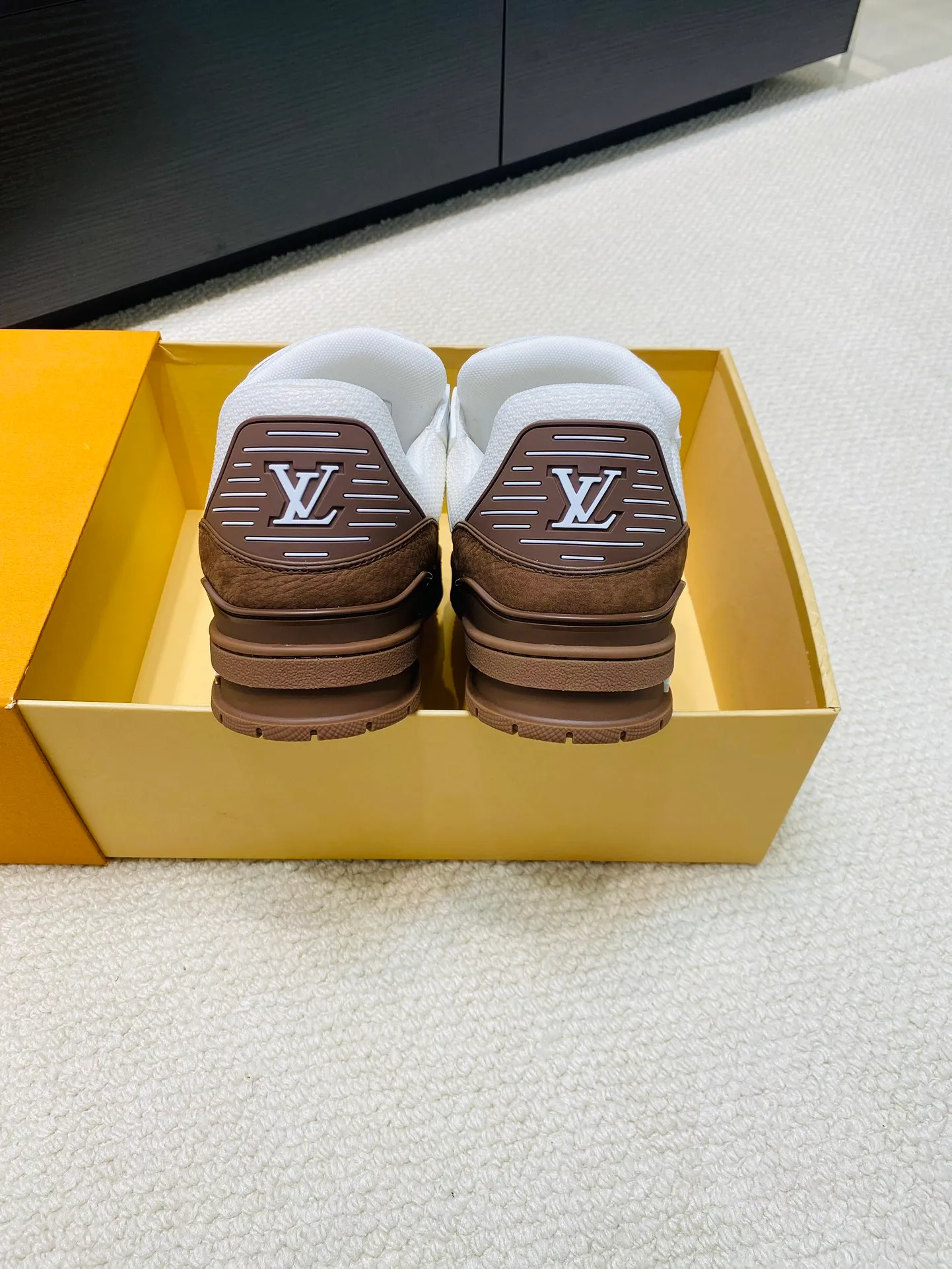 👟👟Ex-factory price 800👟👟 💰💰💰 Hot style 🆕🆕🆕𝙇𝙑 LV Louis Vuitton L House Donkey Brand Trainer Series Couple Style Casual Sports Shoes Skateboard Shoes Original Purchase Development Production Production This pair of LV Trainer sneakers are made of a blend of technical materials with waterproof properties. The meticulously crafted upper is notable for its many signature details, including Louis Vuitton and #54 in script, referencing the year 1854. Exquisite packaging at the delivery counter🛍📦 ▪️Fabrics: Original customized imported cowhide ▪️Inner lining: Original customized breathable mesh ▪️Outsole: Original open-molded non-slip TPU combination outsole ▪️Sole thickness: 3 cm ▪️Size: Women's 35-41 / Men's 38-46